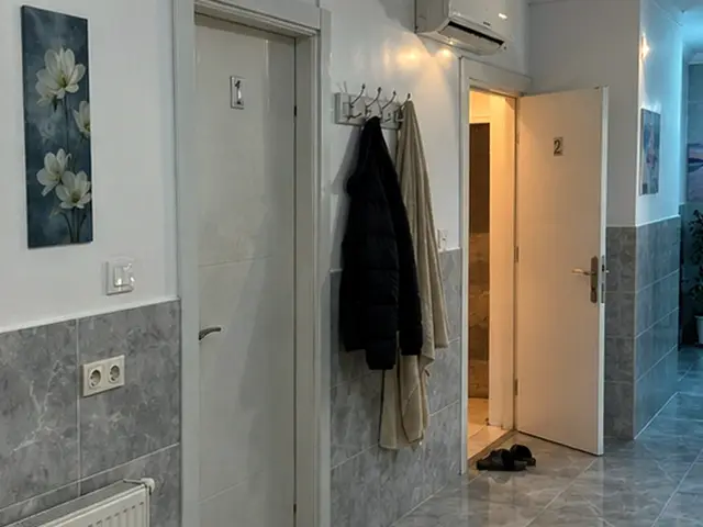 Oda girişinde askı ve temiz terlik — Torium, Masaj Salonun