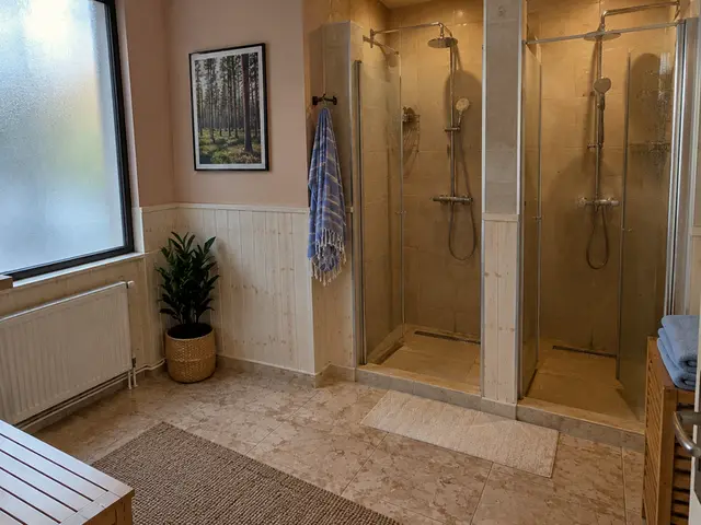 Duş kabinleri ve bank bulunan hamam öncesi alan — Torium, Masaj Salonun
